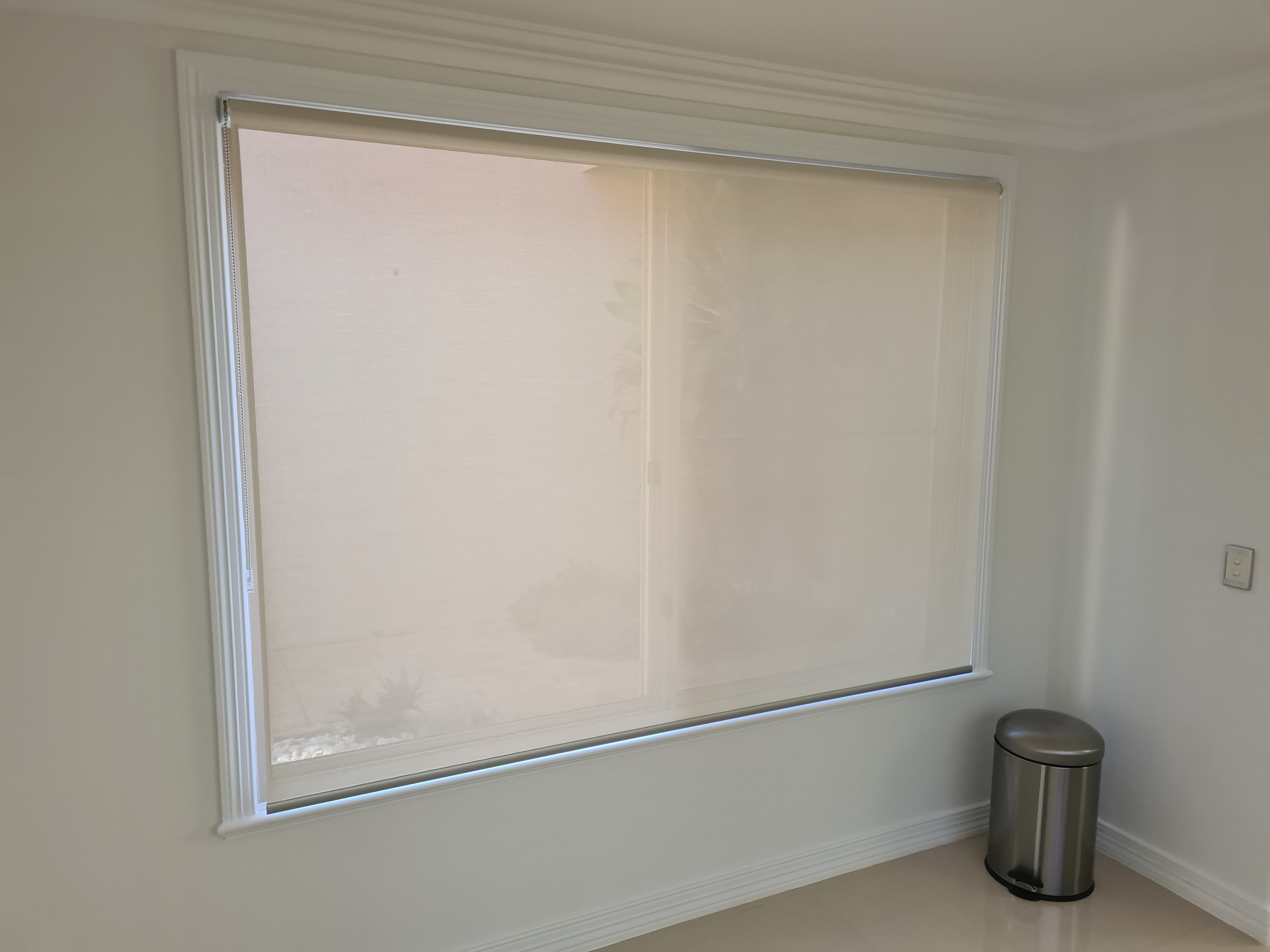 Roller Blind - Fabric: Duo Screen, Colour: White Stone